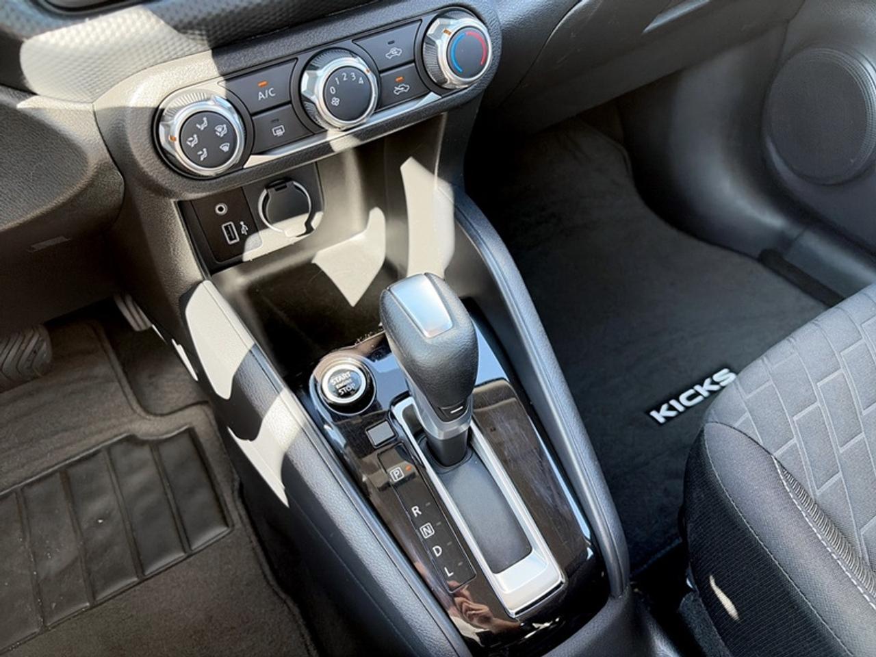 2021 Nissan Kicks S  **LOW KMS - ONE OWNER** Photo