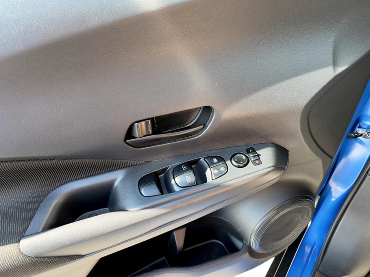 2021 Nissan Kicks S  **LOW KMS - ONE OWNER** Photo