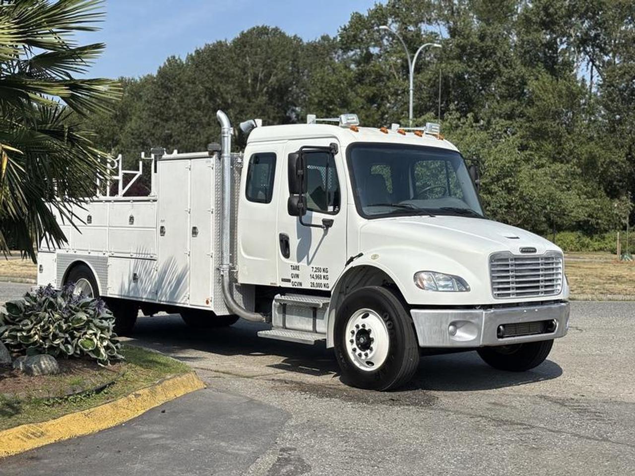 Used 2004 Freightliner M2 106 MEDIUM DUTY CAT C7 Service Truck for sale in Burnaby, BC
