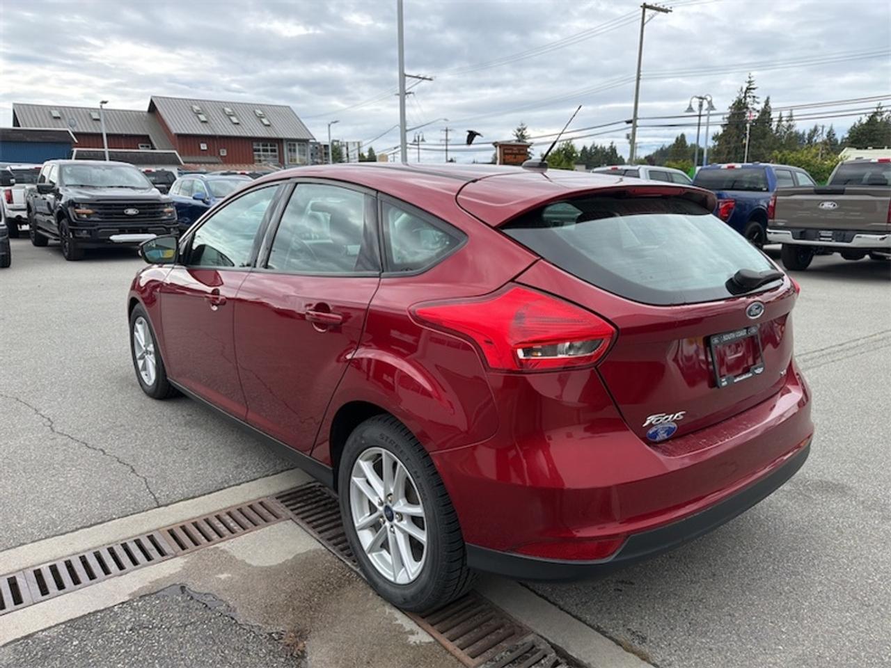 2017 Ford Focus SE Hatch Photo2