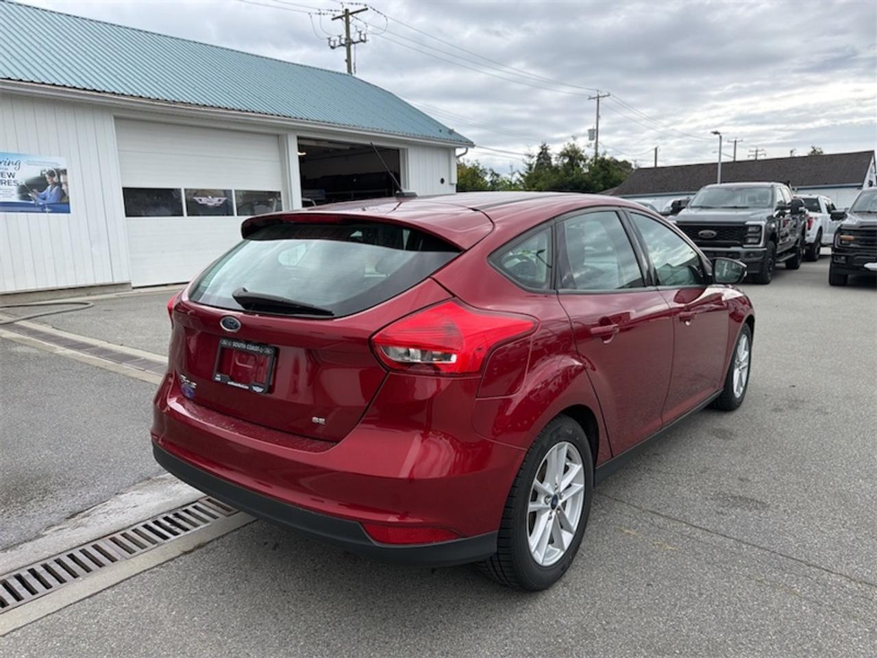 2017 Ford Focus SE Hatch Photo4