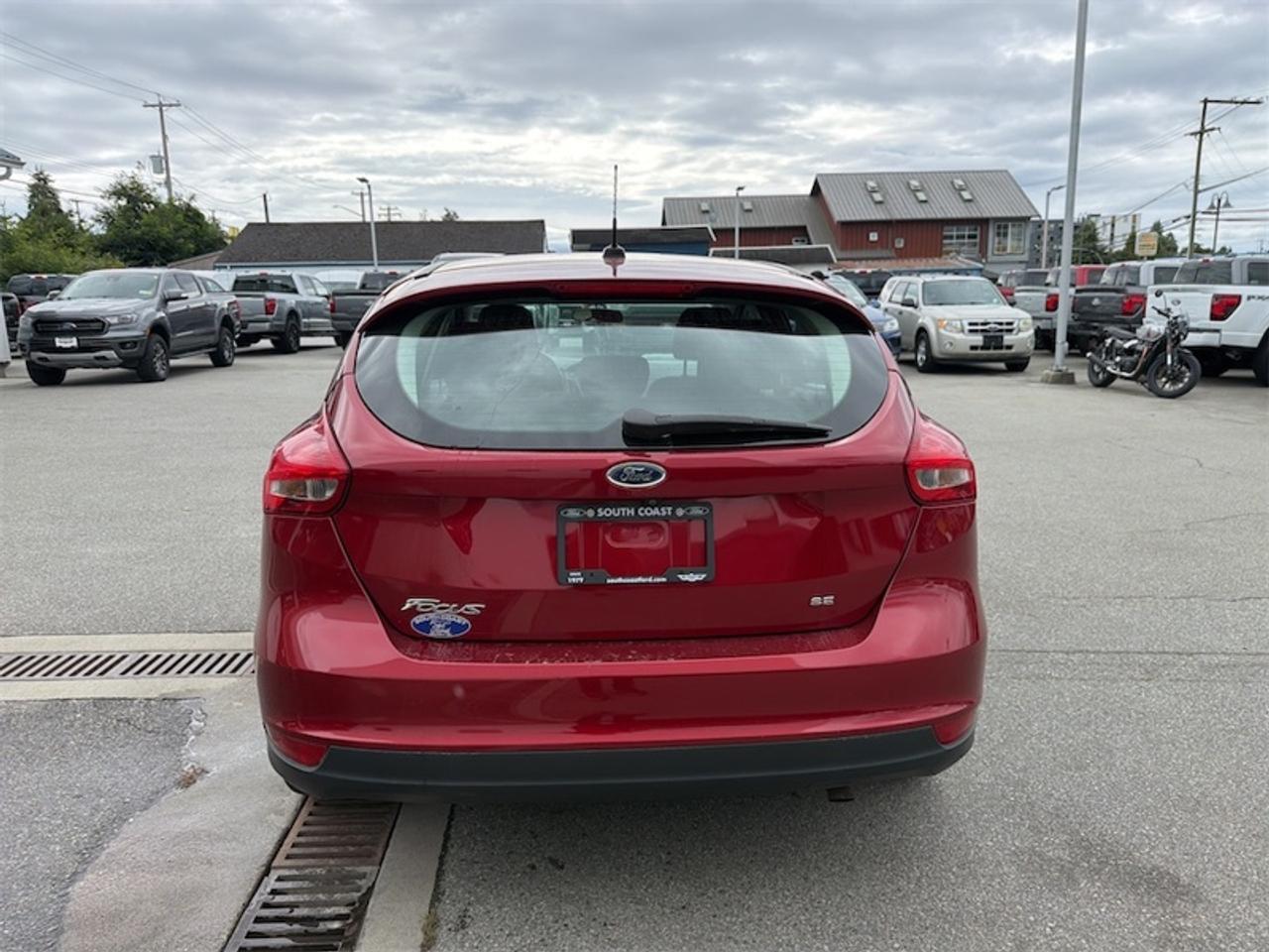 2017 Ford Focus SE Hatch Photo3