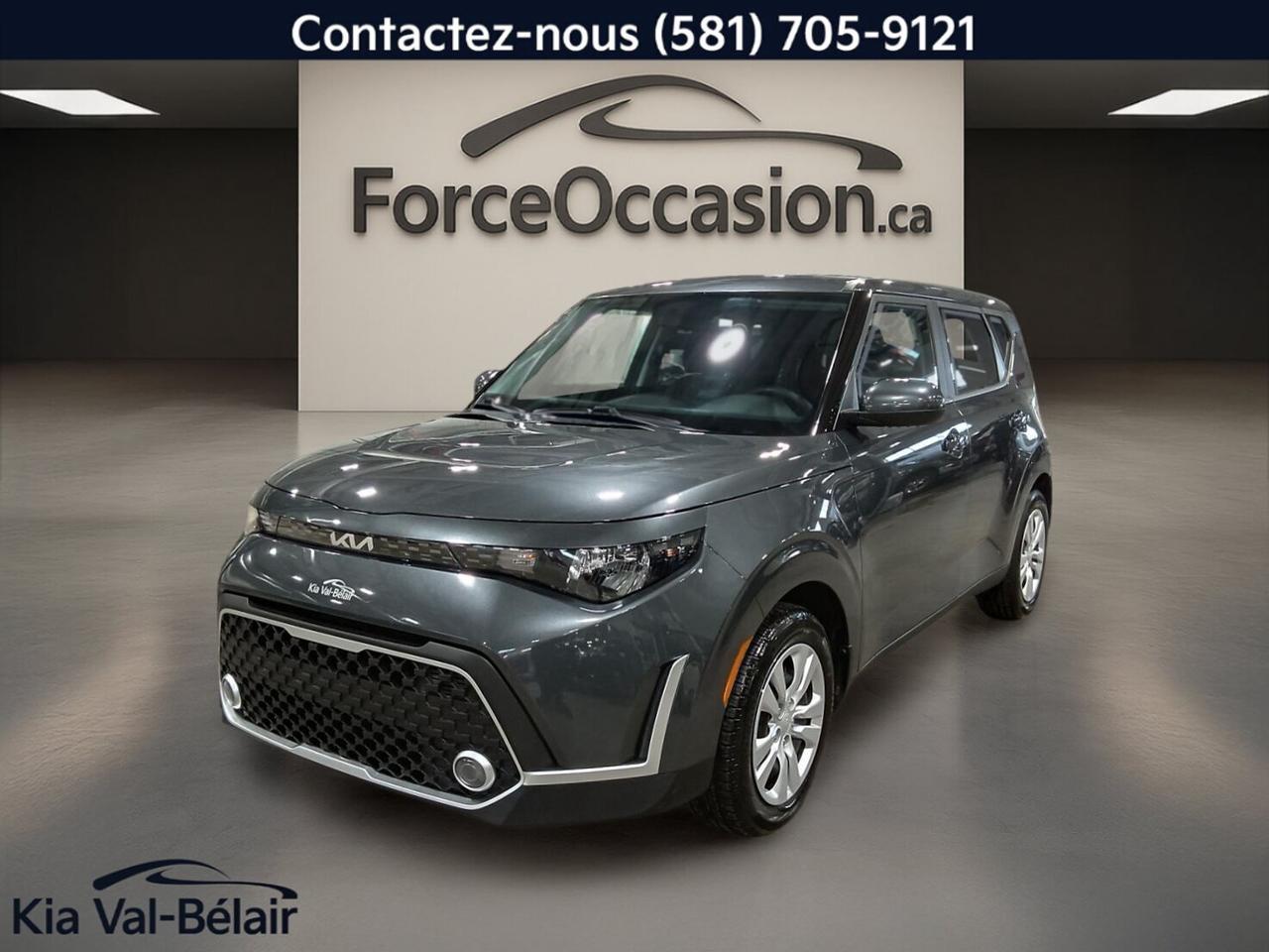 Jamais accidenté // Inspecté en 135 points

Le Kia Soul LX 2023 usagé proposé par Kia Val-Bélair à Québec mise sur une formule simple et bien équipée pour le quotidien. Avec son moteur de 2,0 litres, sa transmission à variation continue, ses 42 270 km à lodomètre et sa présentation noire, il offre un format pratique à 4 portes.

CARACTÉRISTIQUES DU SOUL LX * SIÈGES CHAUFF * CARPLAY * CAMÉRA * CRUISE * A/C *
»» Moteur 2,0 litres à 4 cylindres
»» Transmission à variation continue incluse
»» Climatisation avant pour le confort quotidien
»» Sièges avant chauffants de série ici

CARACTÉRISTIQUES DE SÉCURITÉ AVANCÉES
»» Caméra de recul pour manoeuvres simplifiées
»» Contrôle de stabilité inclus de série
»» Système de freinage antiblocage ABS
»» Coussins gonflables latéraux et rideaux

PERFORMANCE ET EFFICACITÉ
»» Moteur 2,0 litres sans plomb
»» Transmission CVT pour conduite fluide
»» Traction avant adaptée aux trajets quotidiens
»» Direction assistée pour manoeuvres faciles

CONFORT
»» Climatisation avant incluse
»» Sièges avant chauffants appréciés lhiver
»» Volant réglable pour meilleure position
»» Vitres électriques et vitres teintées

TECHNOLOGIE ET CONNECTIVITÉ
»» Intégration Bluetooth pour appels mains libres
»» Commandes audio pratiques au volant
»» Caméra de recul à laffichage central
»» Régulateur de vitesse sur route

ESPACE DE CHARGEMENT
»» Hayon arrière pratique pour chargement
»» 4 portes pour accès facile
»» Banquette et coffre polyvalents au quotidien
»» Format utile pour commissions et bagages

APPRÉCIÉ DES AUTRES PROPRIÉTAIRES
»» Position de conduite haute et pratique
»» Visibilité générale appréciée en ville
»» Format polyvalent pour usage quotidien
»» Commandes simples et faciles à utiliser

GARANTIE
»» Garantie légale seulement
»» Garantie dusage
»» Garantie de durée raisonnable
»» Garantie contre les vices cachés

Ce Kia Soul LX 2023 se distingue par son équipement utile sans complication. On y retrouve notamment la caméra de recul, les sièges avant chauffants, les rétroviseurs chauffants, les rétroviseurs électriques, les vitres électriques, les phares automatiques, le régulateur de vitesse et lintégration Bluetooth pour une conduite plus agréable.

Sa configuration à traction avant et sa transmission automatique à variation continue conviennent bien à une utilisation urbaine et routière. Le moteur 2,0 litres sans plomb propose une réponse adaptée aux déplacements de tous les jours, tandis que la direction assistée et le contrôle de stabilité ajoutent à la facilité de conduite.

À bord, lhabitacle noir mise sur une présentation sobre et fonctionnelle. Le véhicule comprend aussi un dégivreur de vitre arrière, un système de surveillance de la pression des pneus, des serrures de sécurité pour enfants, un pneu de secours ainsi quun miroir de courtoisie éclairé pour le conducteur et le passager.

Pour un acheteur qui recherche un véhicule usagé pratique, bien présenté et doté déquipements recherchés pour le climat dici, ce Kia Soul LX 2023 représente une option intéressante chez Kia Val-Bélair à Québec. Son kilométrage de 42 270 km et son ensemble déquipements utiles en font un choix sensé pour la routine de tous les jours.

Le NIV de ce Kia Soul LX * SIÈGES CHAUFF * CARPLAY * CAMÉRA * CRUISE * A/C * 2023 est le KNDJ23AU4P7870921 .

Garantie prolongée disponible, livraison en 48h