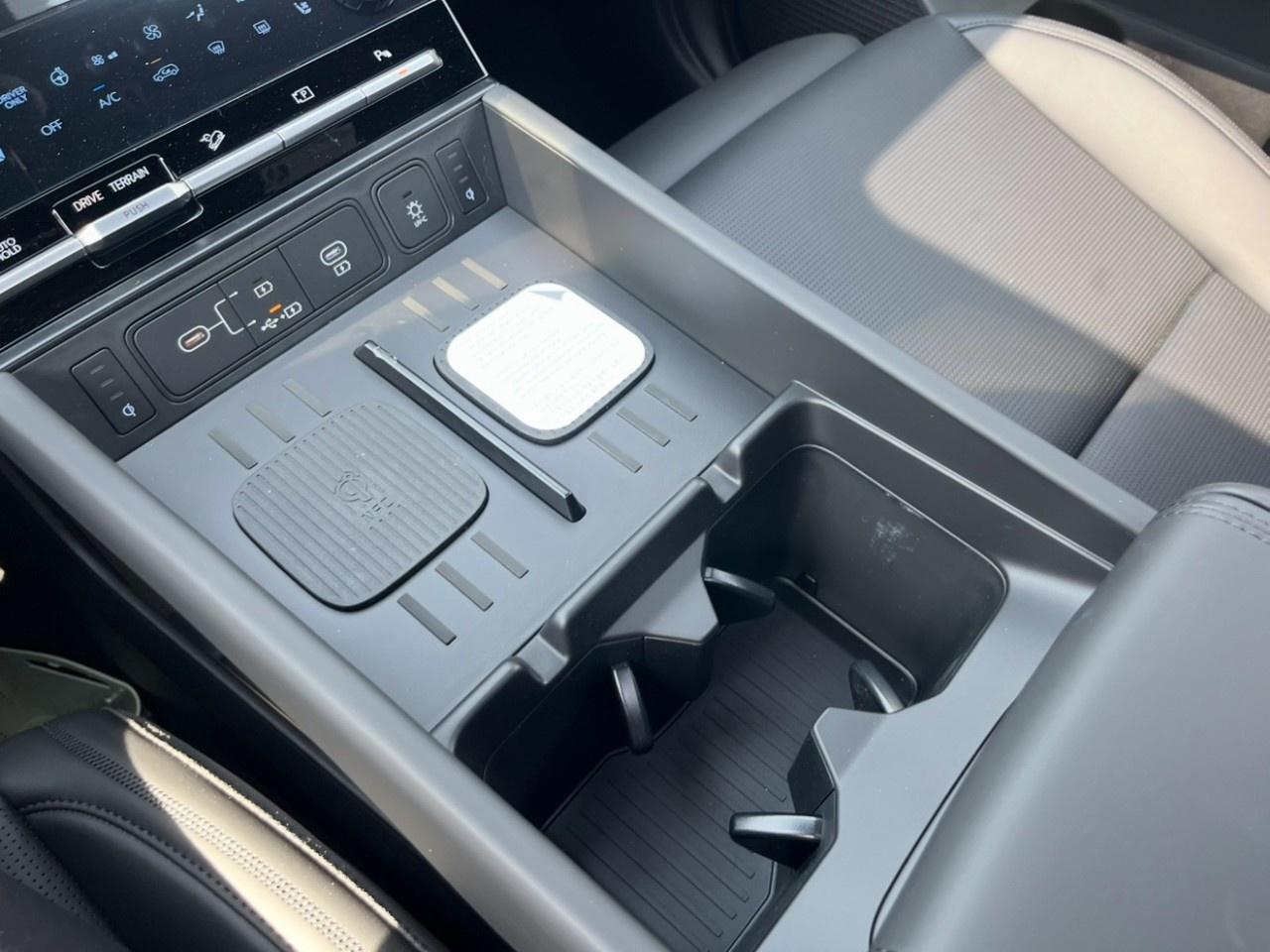 2026 Hyundai Santa Fe Hybrid Ultimate Calligraphy AWD Photo