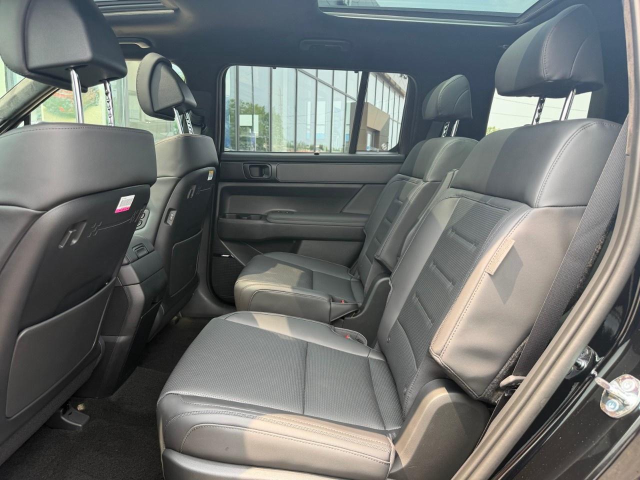 2026 Hyundai Santa Fe Hybrid Ultimate Calligraphy AWD Photo