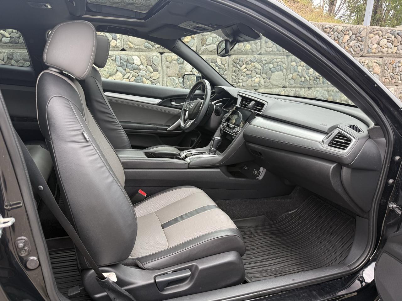 2016 Honda Civic COUPE Touring Photo