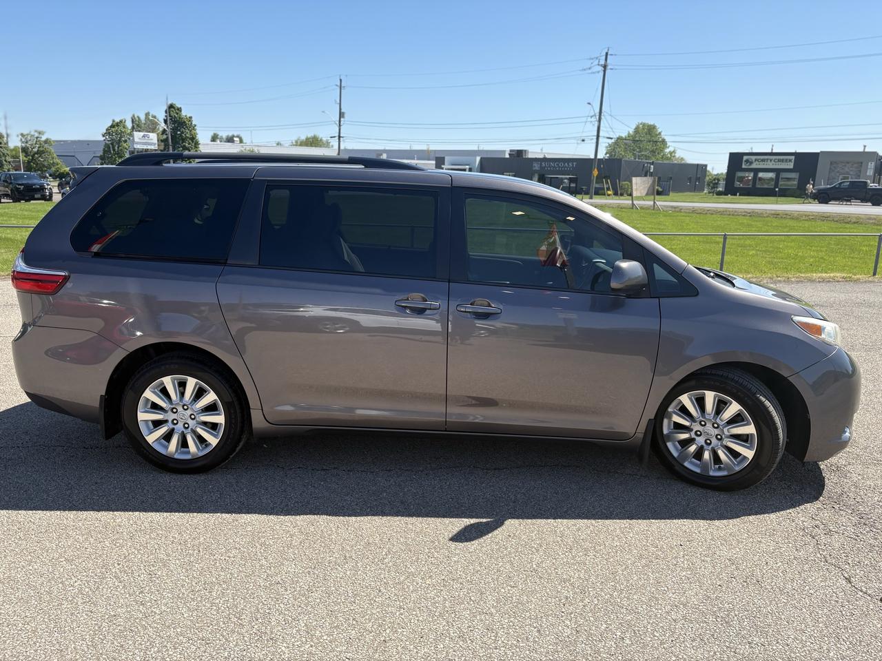 2015 Toyota Sienna LE Photo
