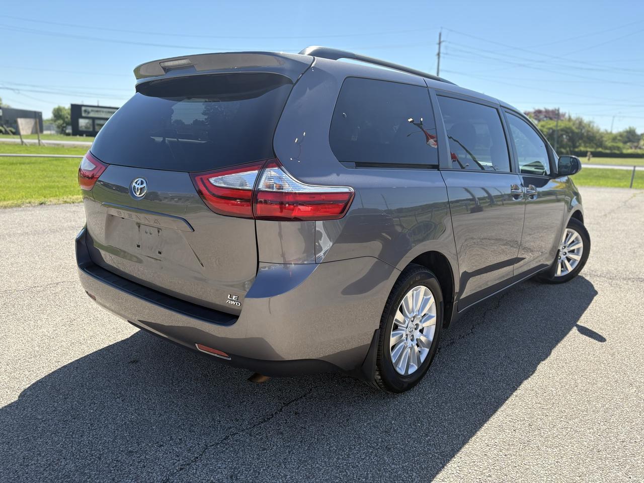 2015 Toyota Sienna LE Photo