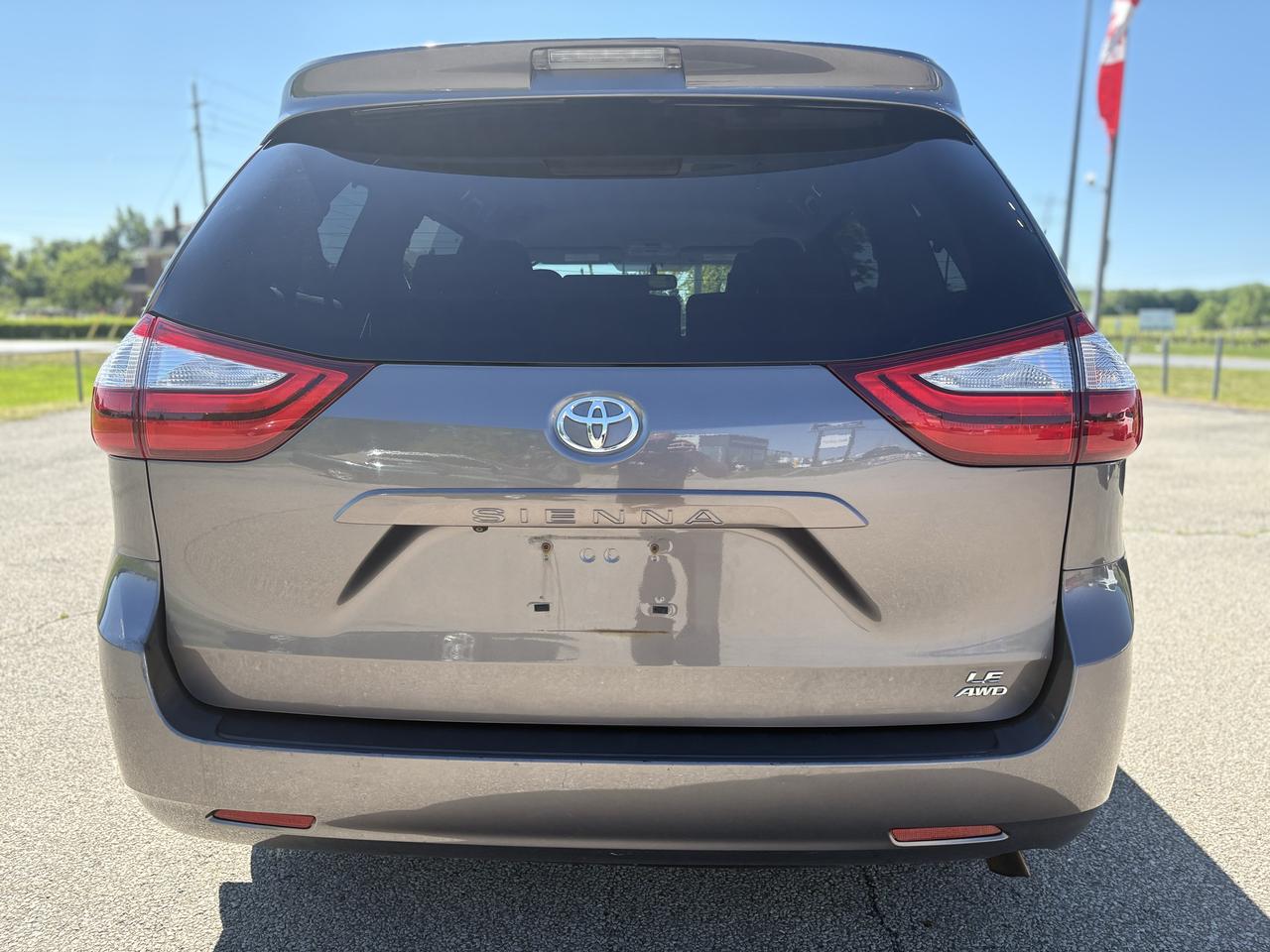 2015 Toyota Sienna LE Photo