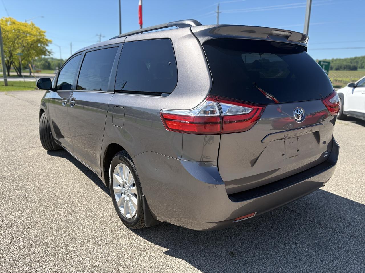 2015 Toyota Sienna LE Photo
