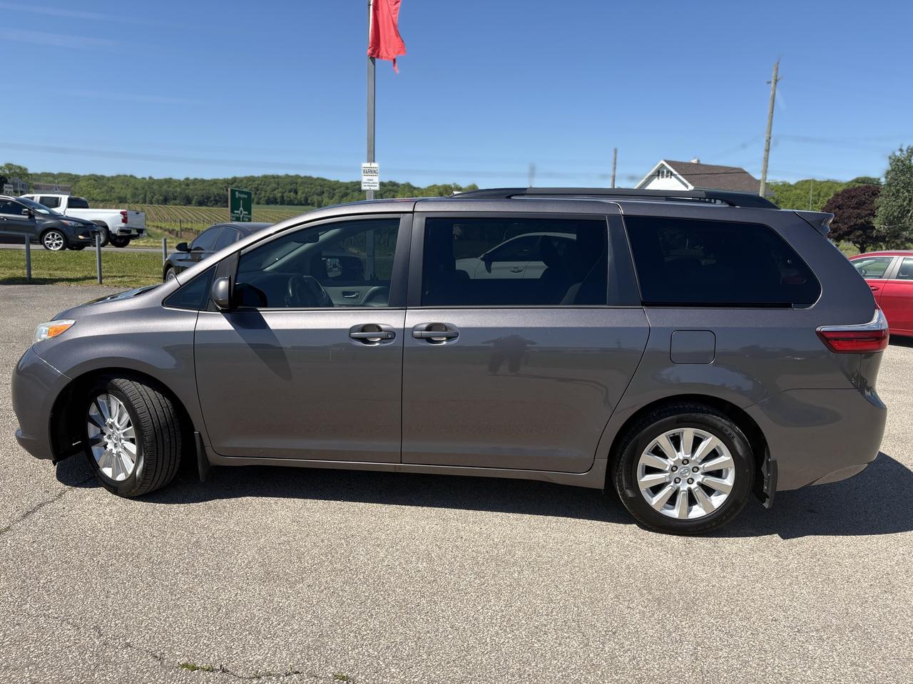 2015 Toyota Sienna LE Photo