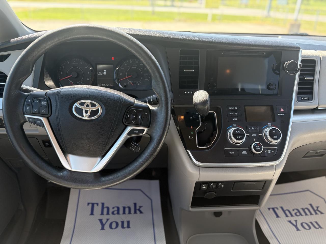 2015 Toyota Sienna LE Photo