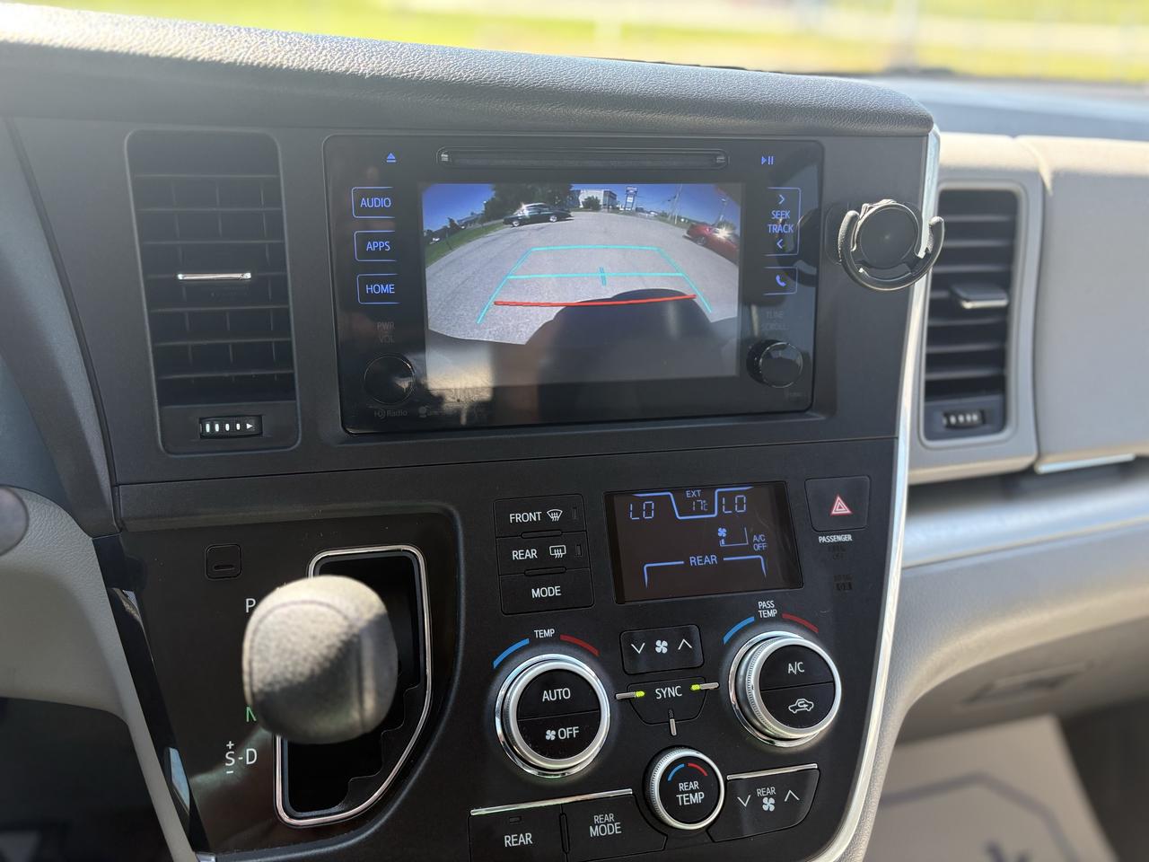 2015 Toyota Sienna LE Photo