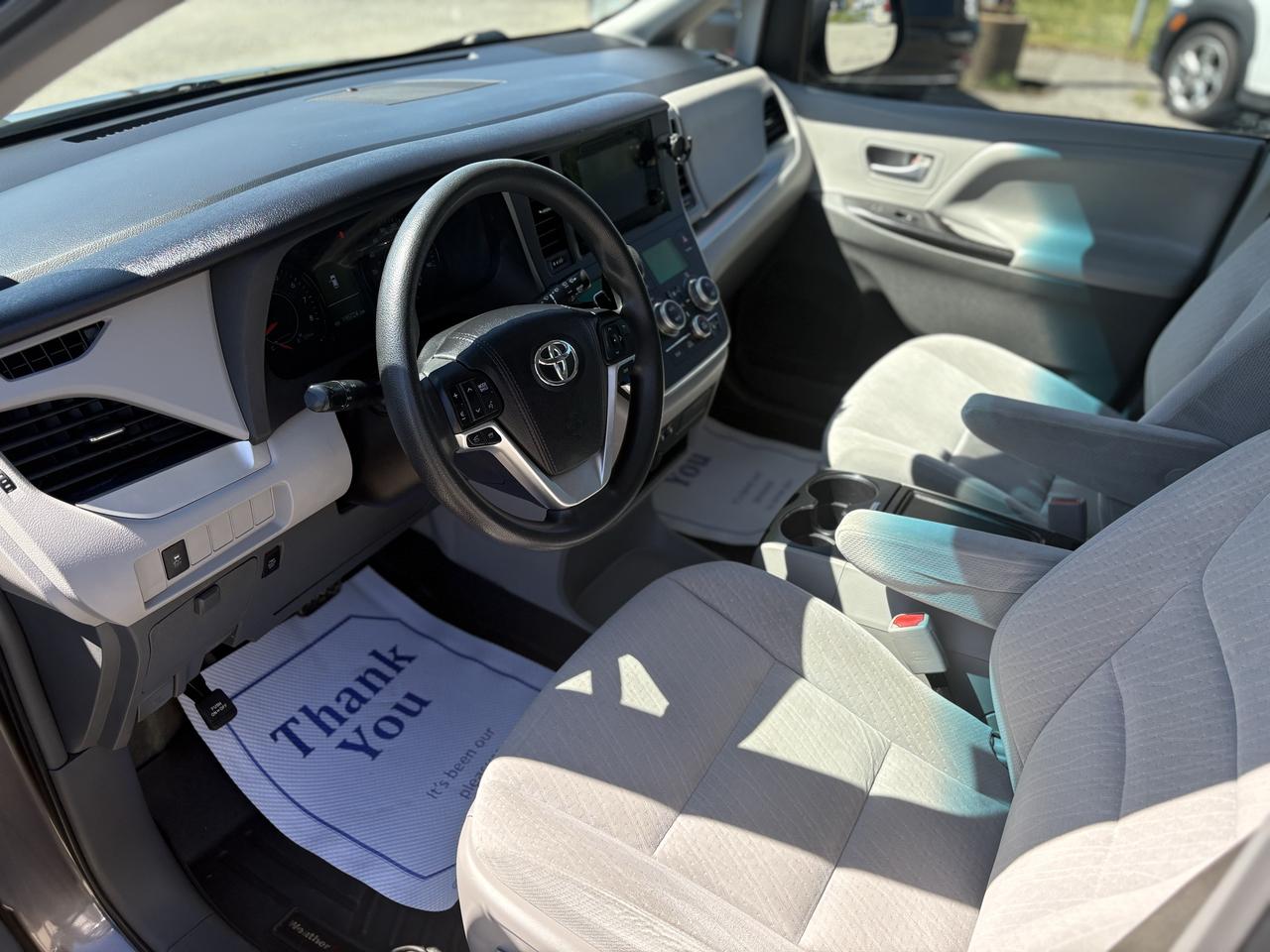 2015 Toyota Sienna LE Photo