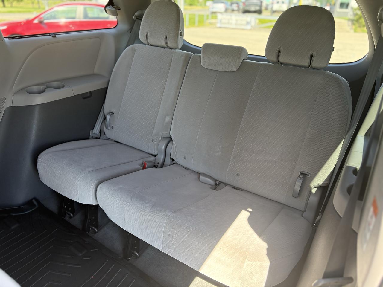 2015 Toyota Sienna LE Photo