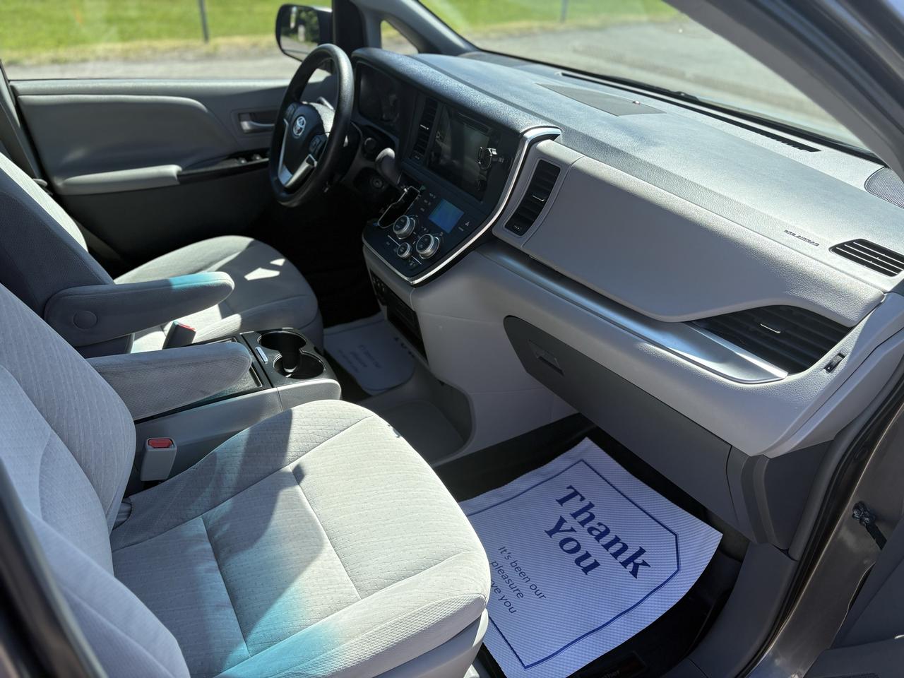 2015 Toyota Sienna LE Photo