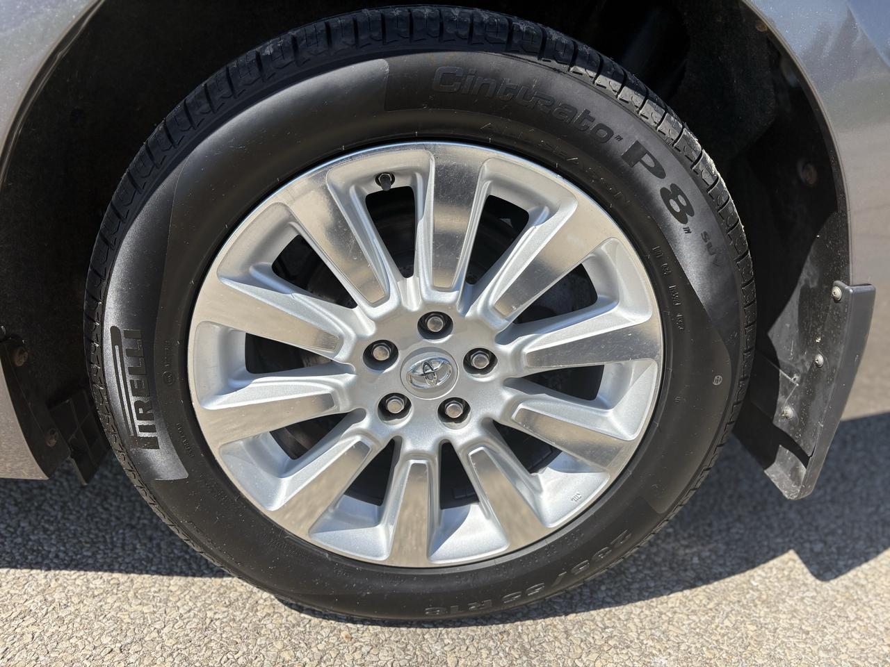 2015 Toyota Sienna LE Photo