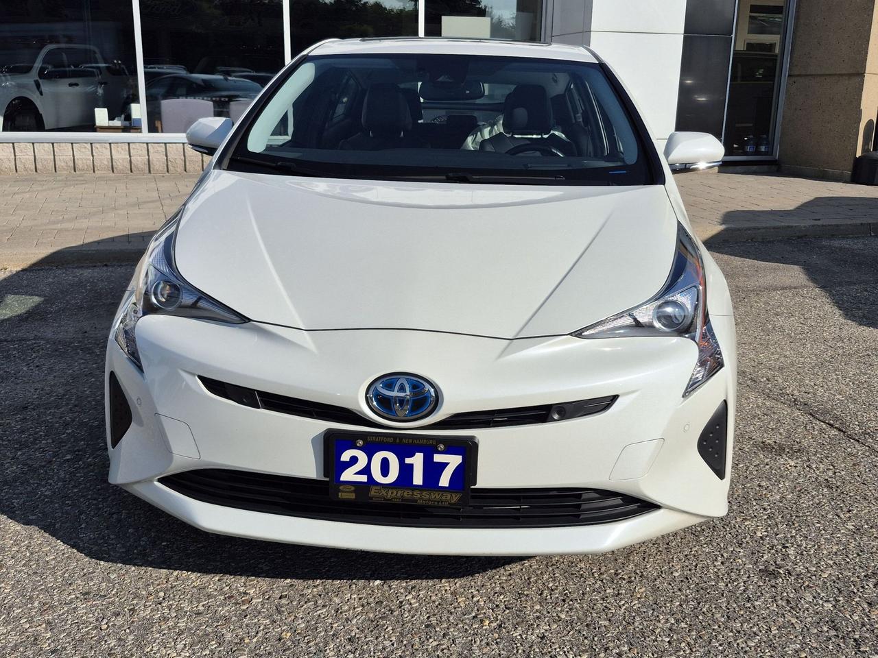 2017 Toyota Prius LIKE NEW! LEATHER, MOONROOF, MINT! Photo1