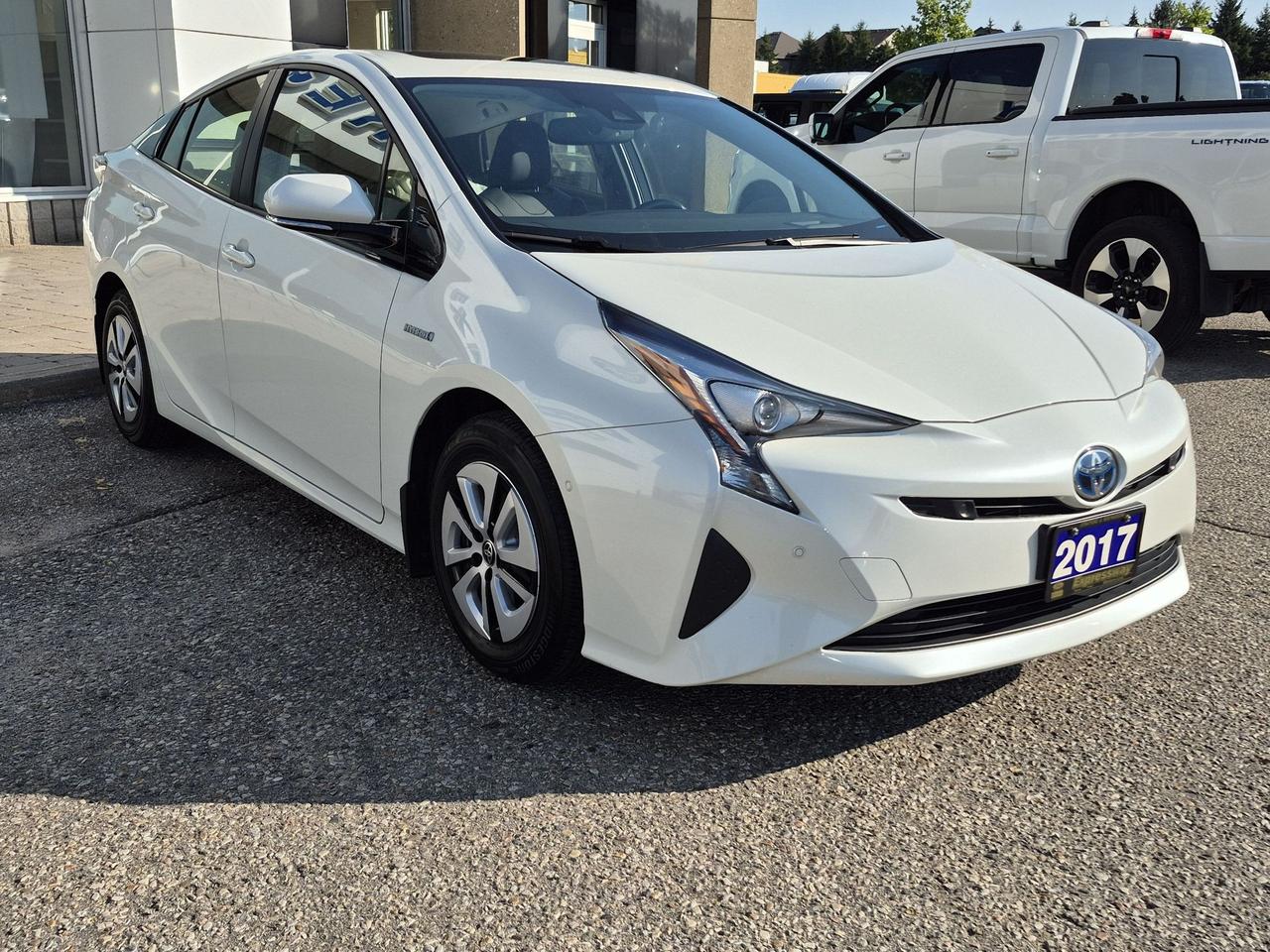 2017 Toyota Prius LIKE NEW! LEATHER, MOONROOF, MINT! Photo2