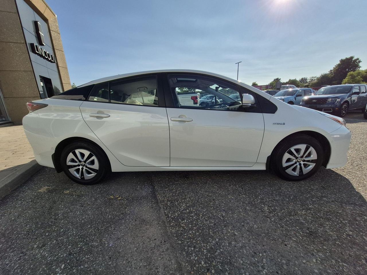 2017 Toyota Prius LIKE NEW! LEATHER, MOONROOF, MINT! Photo3