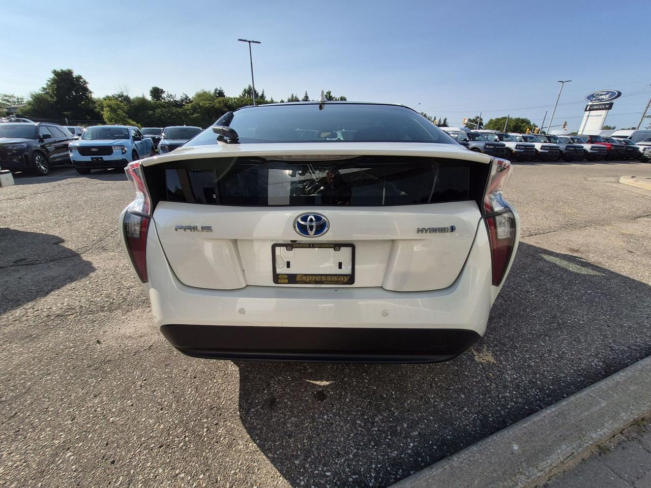 2017 Toyota Prius LIKE NEW! LEATHER, MOONROOF, MINT! Photo4