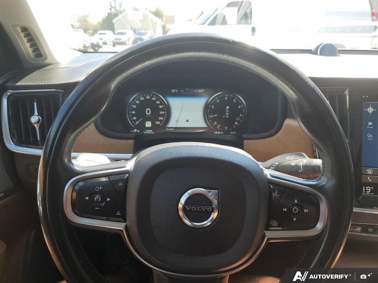 2020 Volvo S90 T6 AWD Inscription-NAVIGATION-LEATHER-PAN SUNROOF Photo