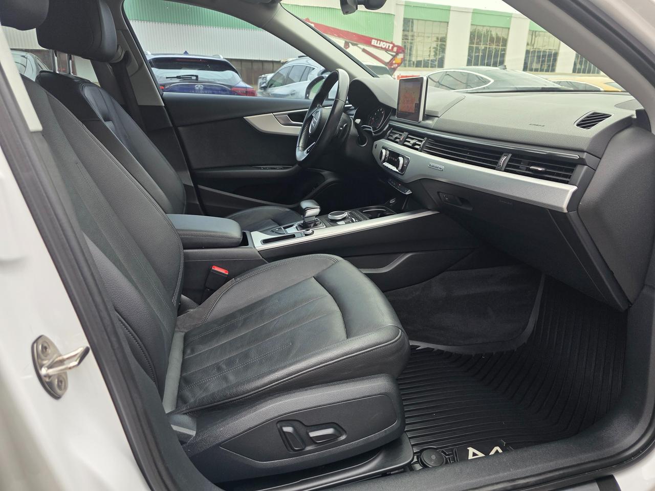 2017 Audi A4 Progressiv Quattro Photo
