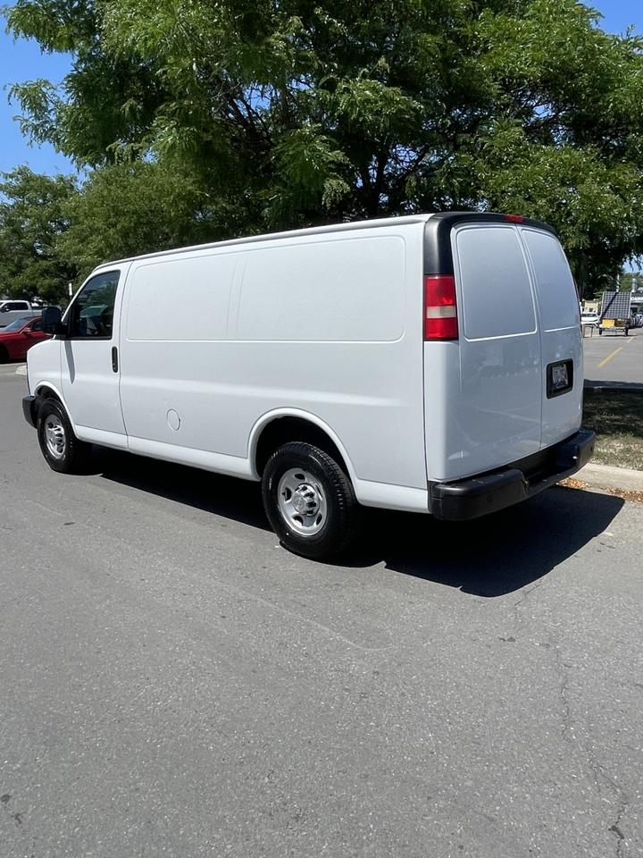 2013 Chevrolet Express Cargo Van ONLY 173,000 KMS  NO WINDOWS ALL AROUND Photo2