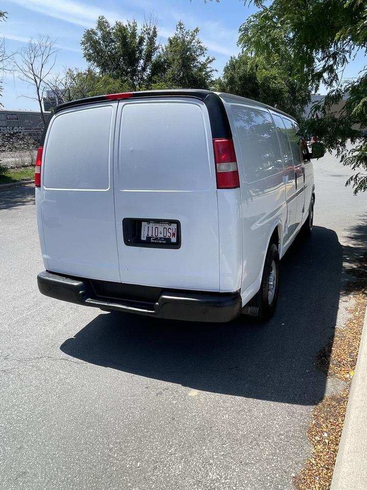 2013 Chevrolet Express Cargo Van ONLY 173,000 KMS  NO WINDOWS ALL AROUND Photo3