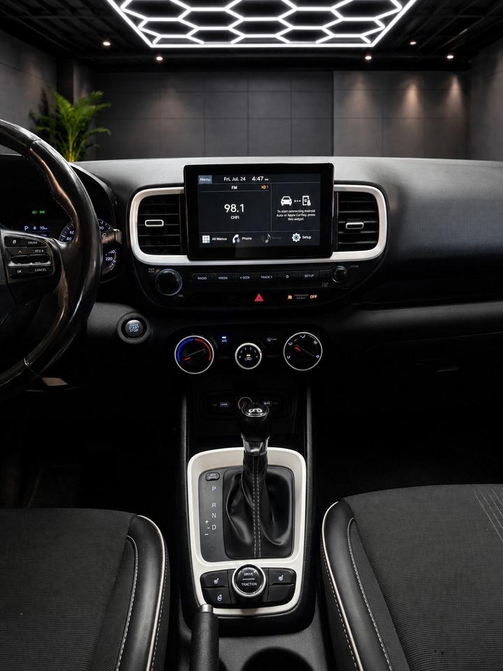 2022 Hyundai Venue Urban IVT w/Black Interior Photo
