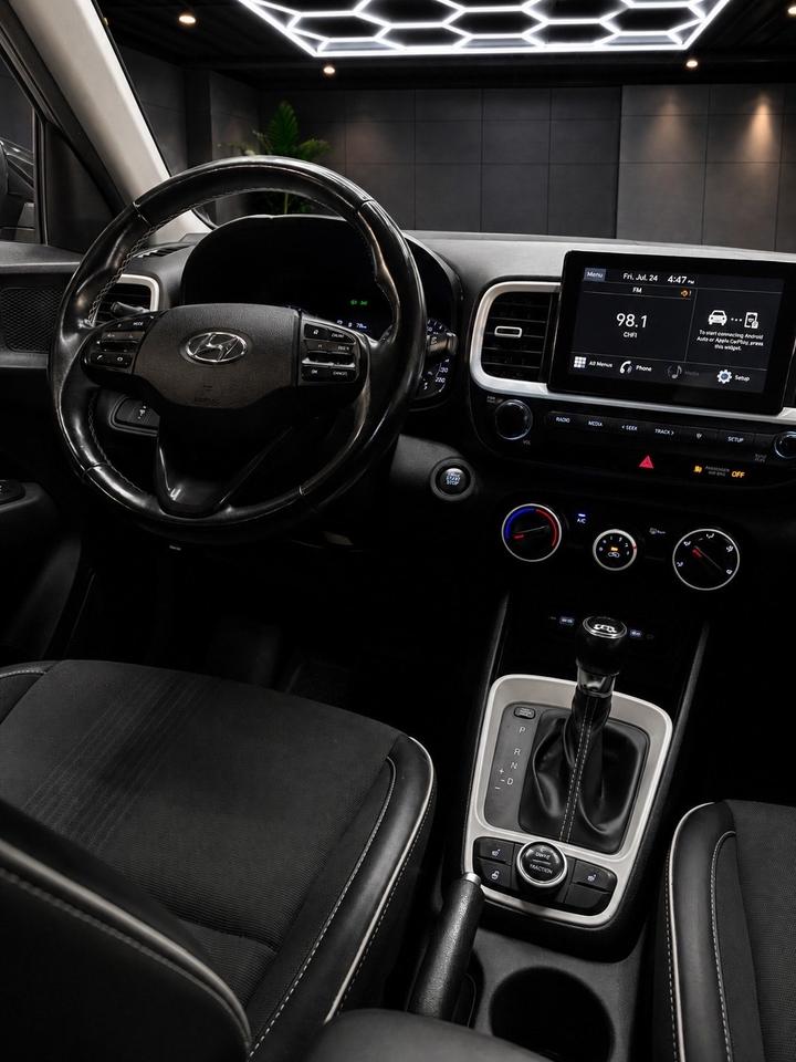 2022 Hyundai Venue Urban IVT w/Black Interior Photo