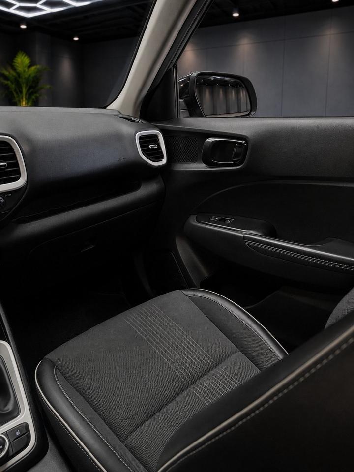 2022 Hyundai Venue Urban IVT w/Black Interior Photo