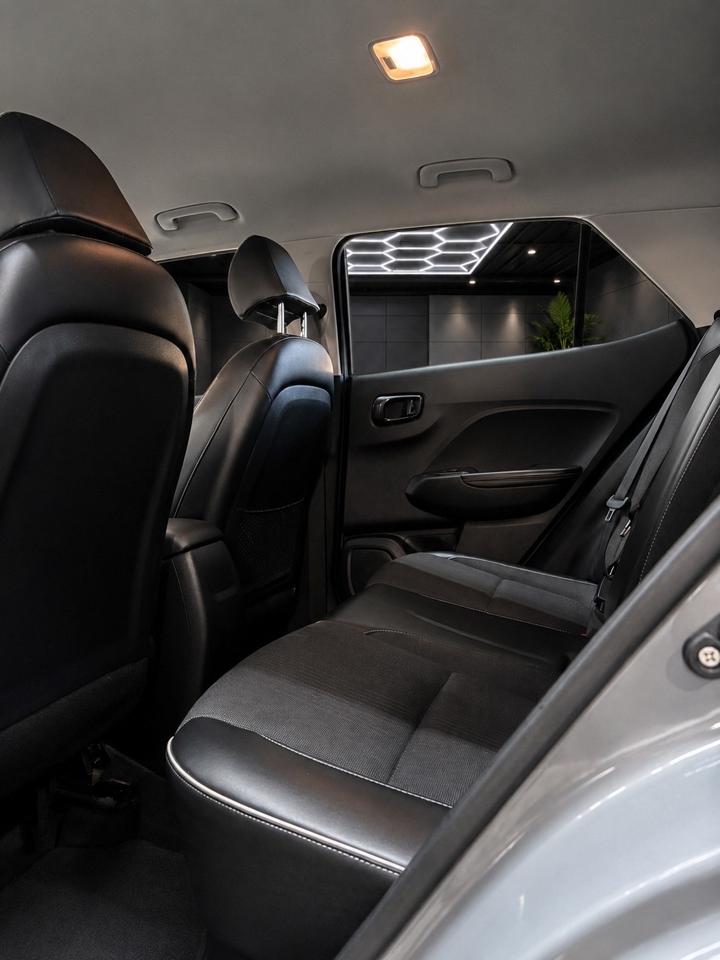 2022 Hyundai Venue Urban IVT w/Black Interior Photo