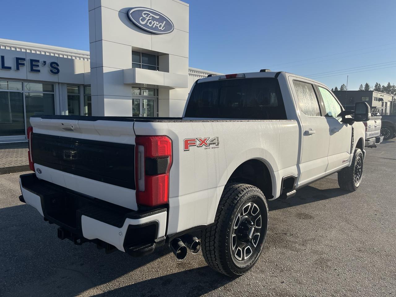 2027 Ford F-350 Super Duty SRW PLATINUM 4WD CREW CAB 6.75' BOX Photo4