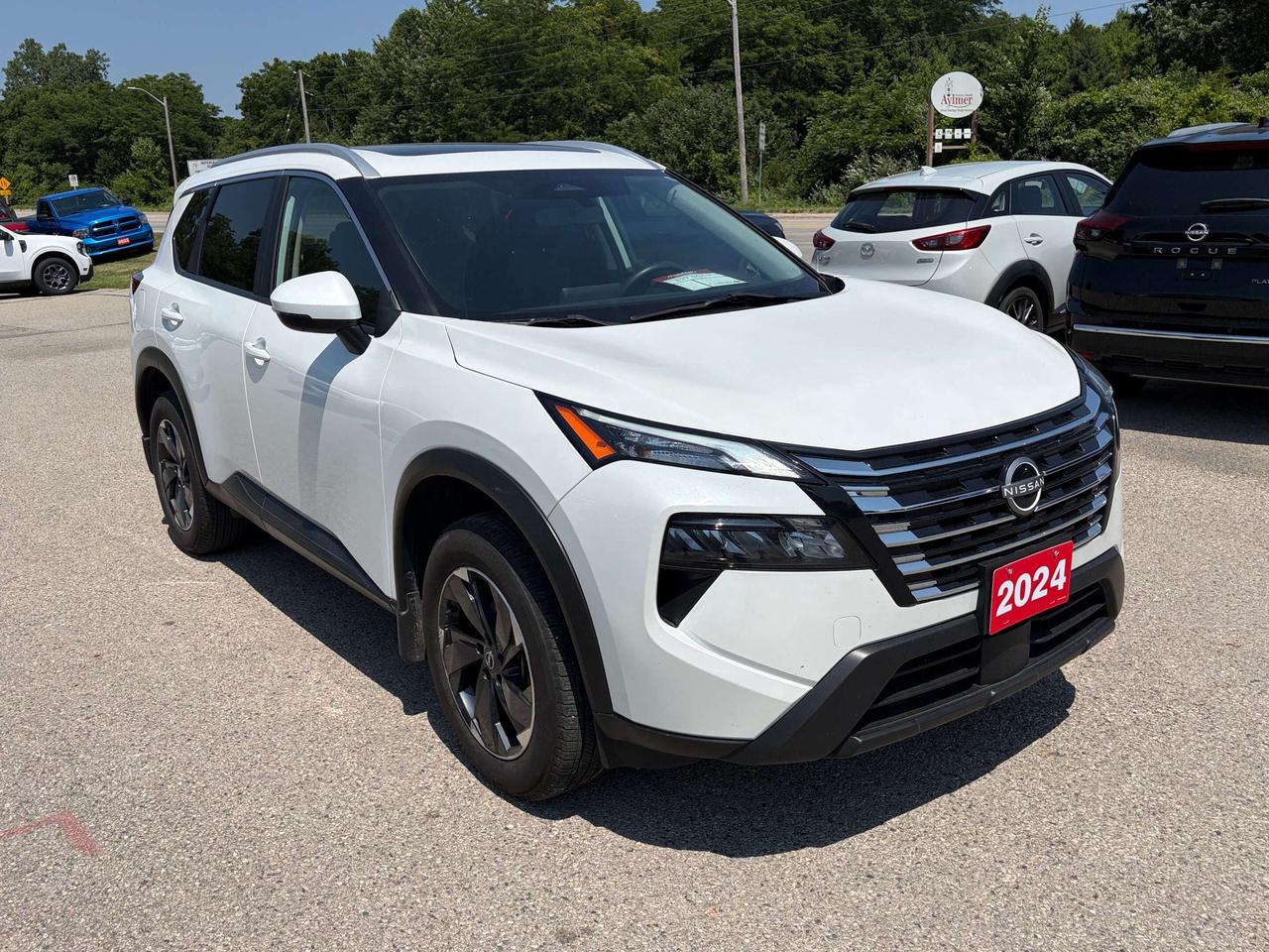 2024 Nissan Rogue SV MOONROOF, REMOTE START, CLEAN CARFAX! - Photo #2