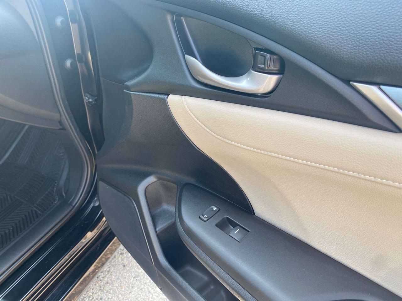 2018 Honda Civic TOURING, CLEAN CARFAX, HEATED LEATHER, LOW KMS! Photo