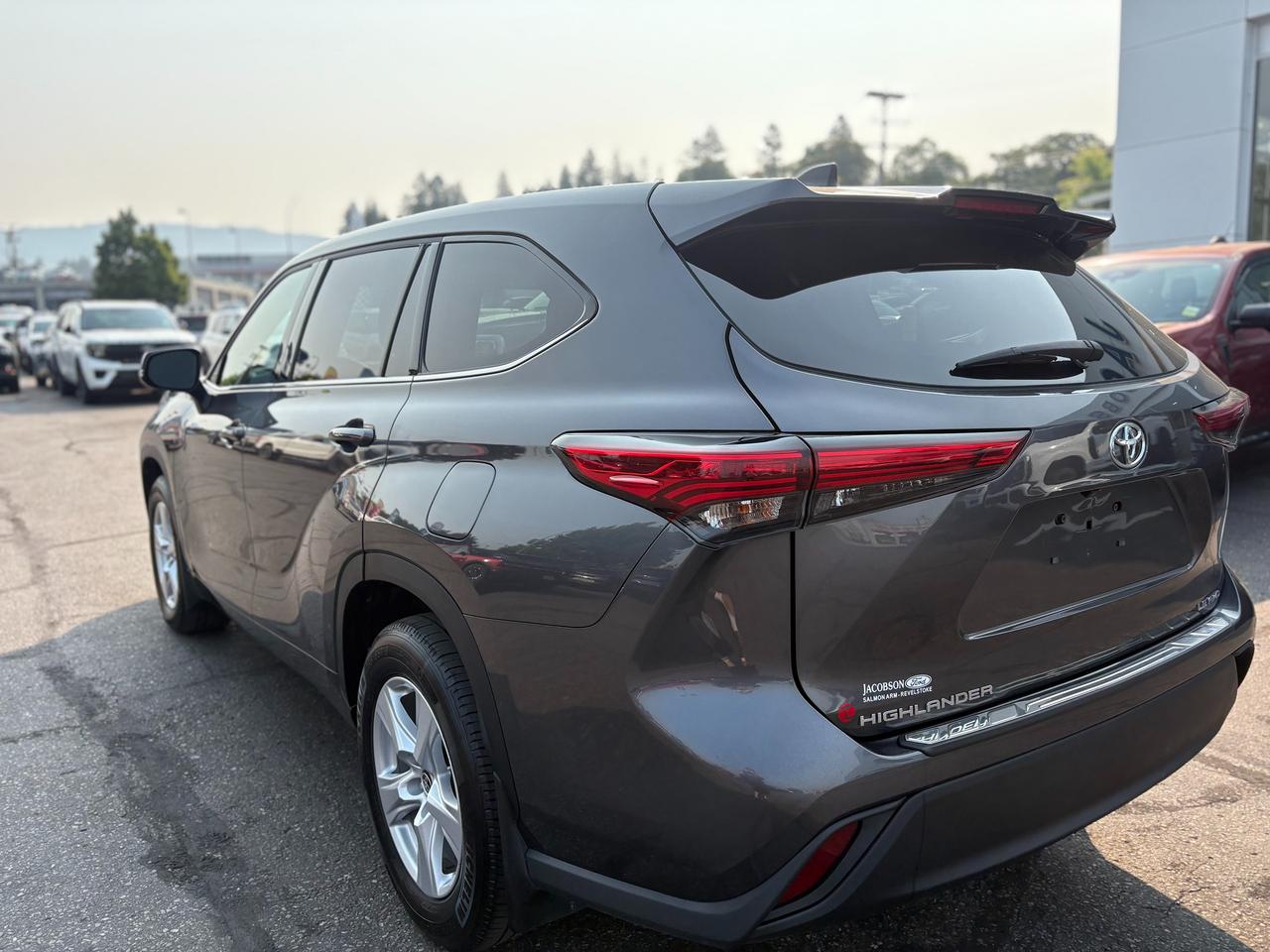 2022 Toyota Highlander LE Photo2