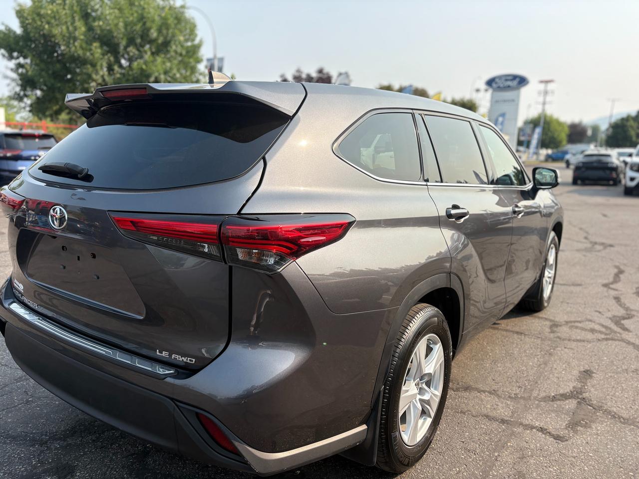 2022 Toyota Highlander LE Photo4