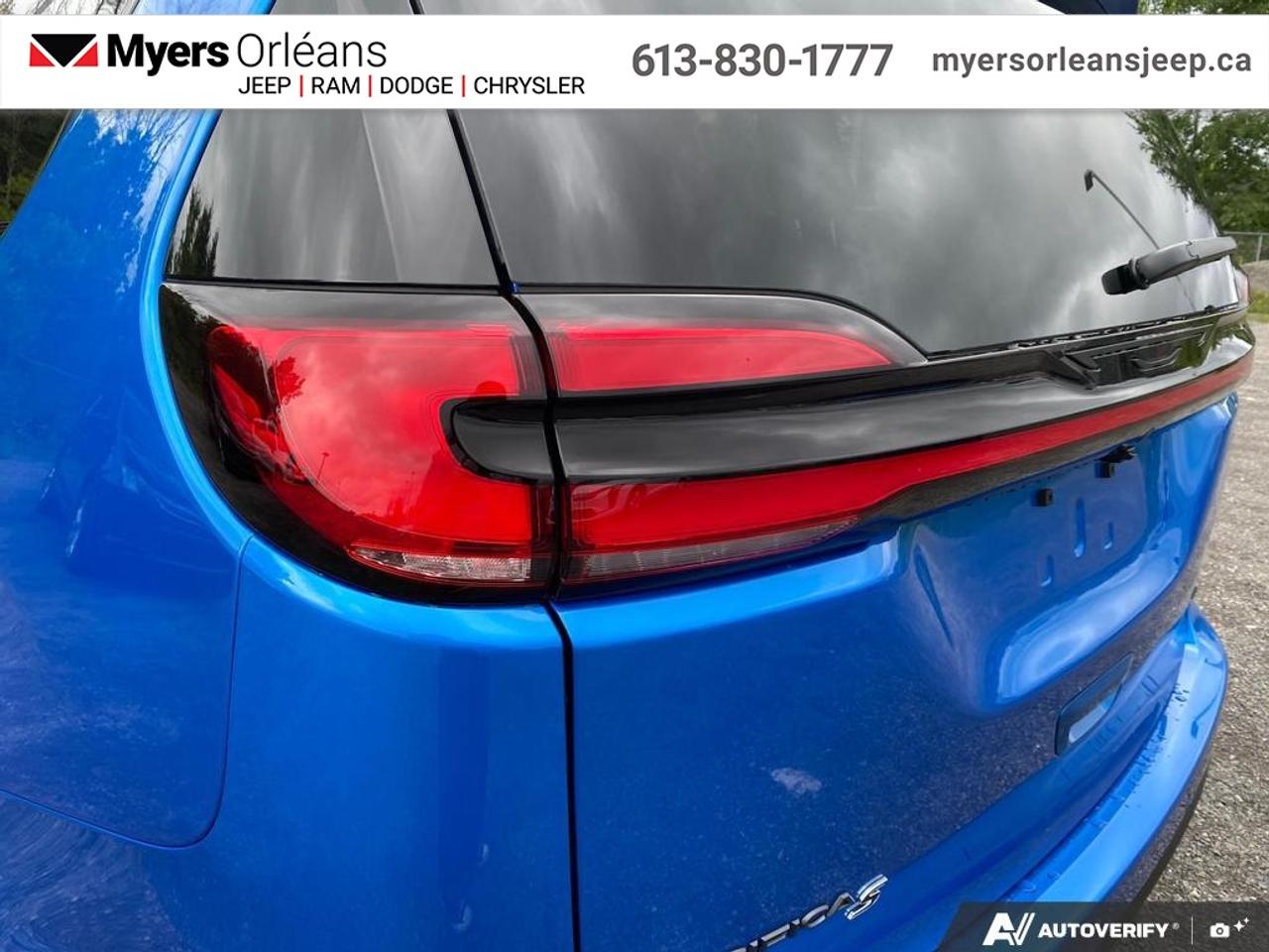 2027 Chrysler Pacifica Select AWD Photo