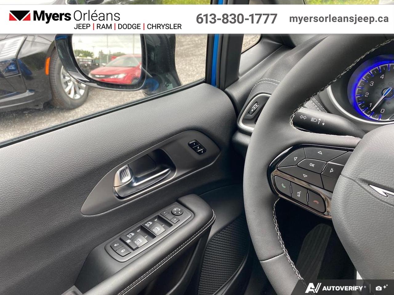 2027 Chrysler Pacifica Select AWD Photo