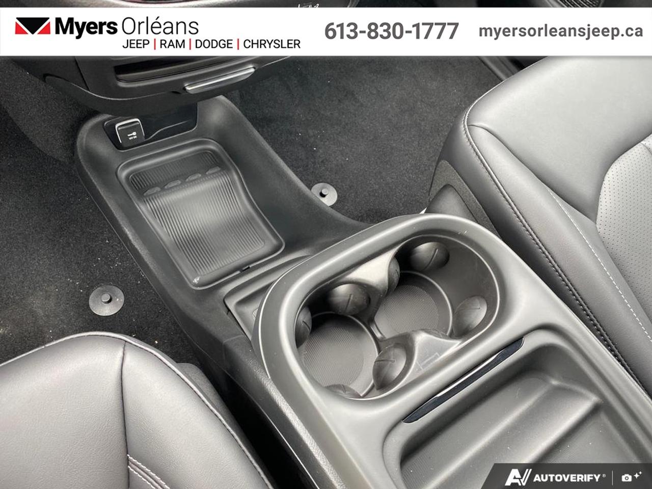 2027 Chrysler Pacifica Select AWD Photo