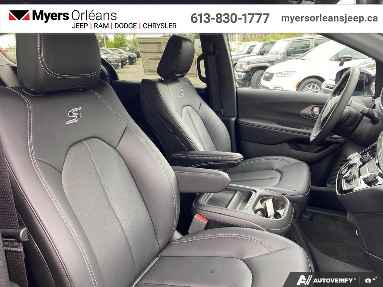 2027 Chrysler Pacifica Select AWD Photo