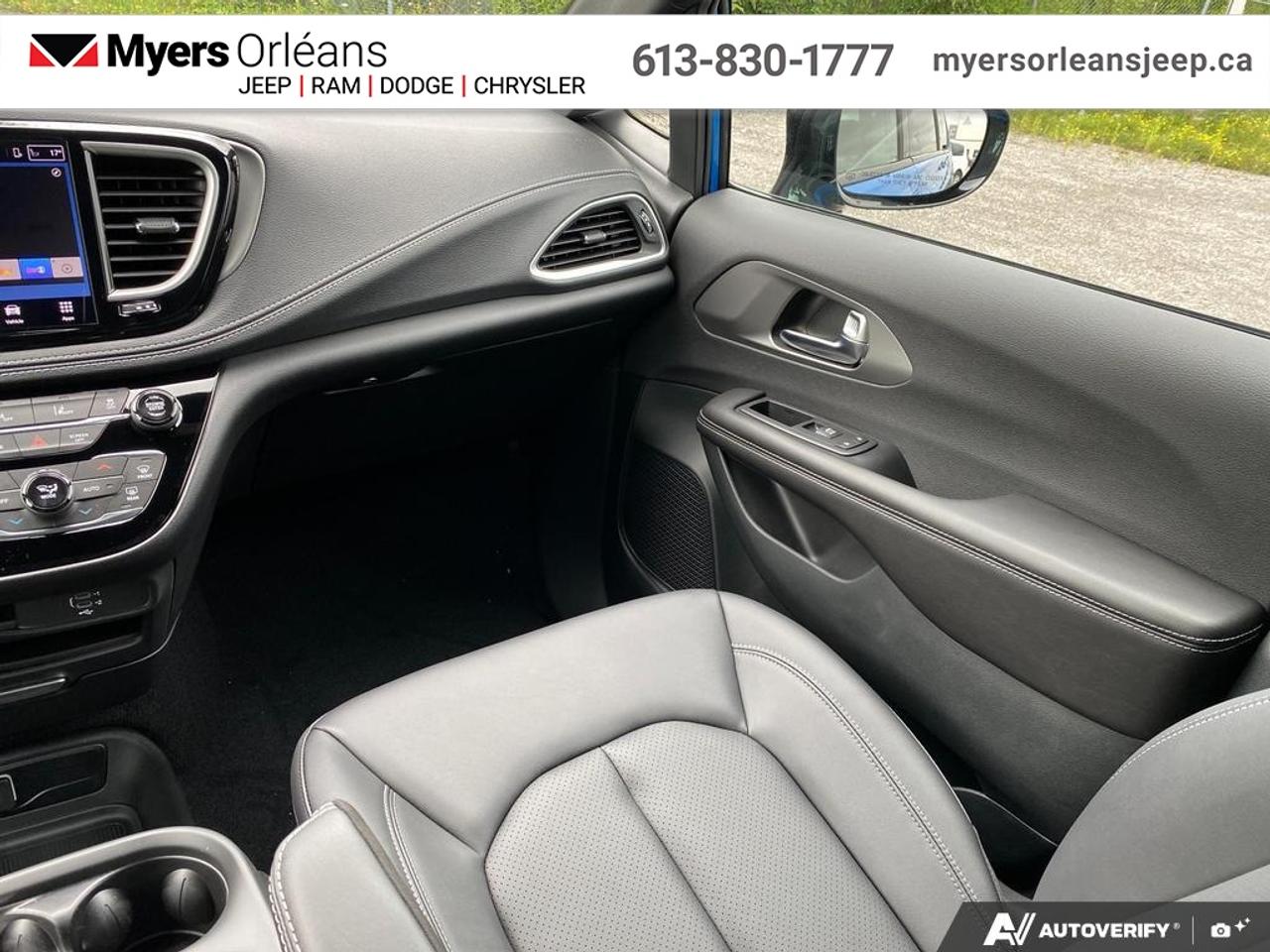 2027 Chrysler Pacifica Select AWD Photo
