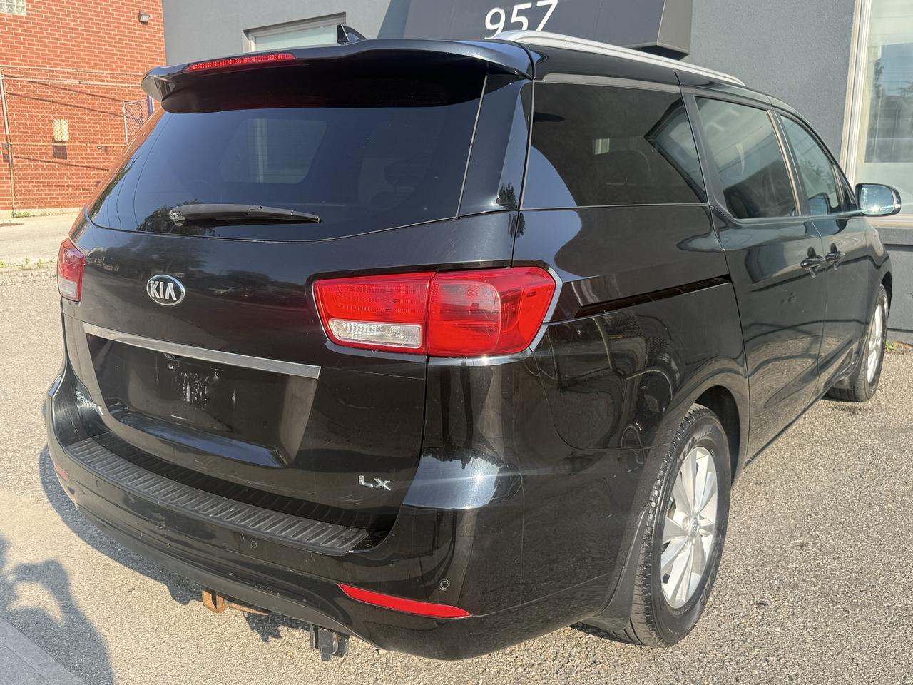 2017 Kia Sedona LX Photo
