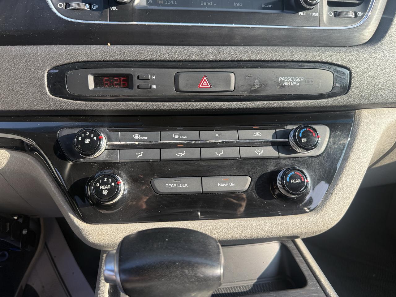 2017 Kia Sedona LX Photo