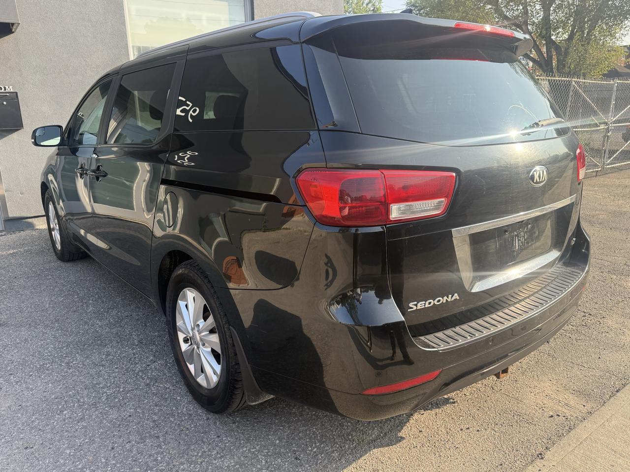 2017 Kia Sedona LX Photo