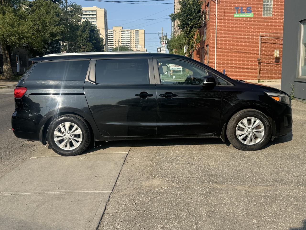 2017 Kia Sedona LX Photo