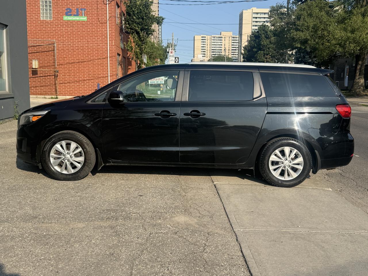 2017 Kia Sedona LX Photo