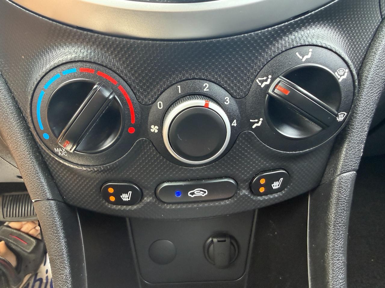 2013 Hyundai Accent 5DR HB AUTO,LOW MILEAGE,NO ACCIDENTS,CERTIFIED !! Photo