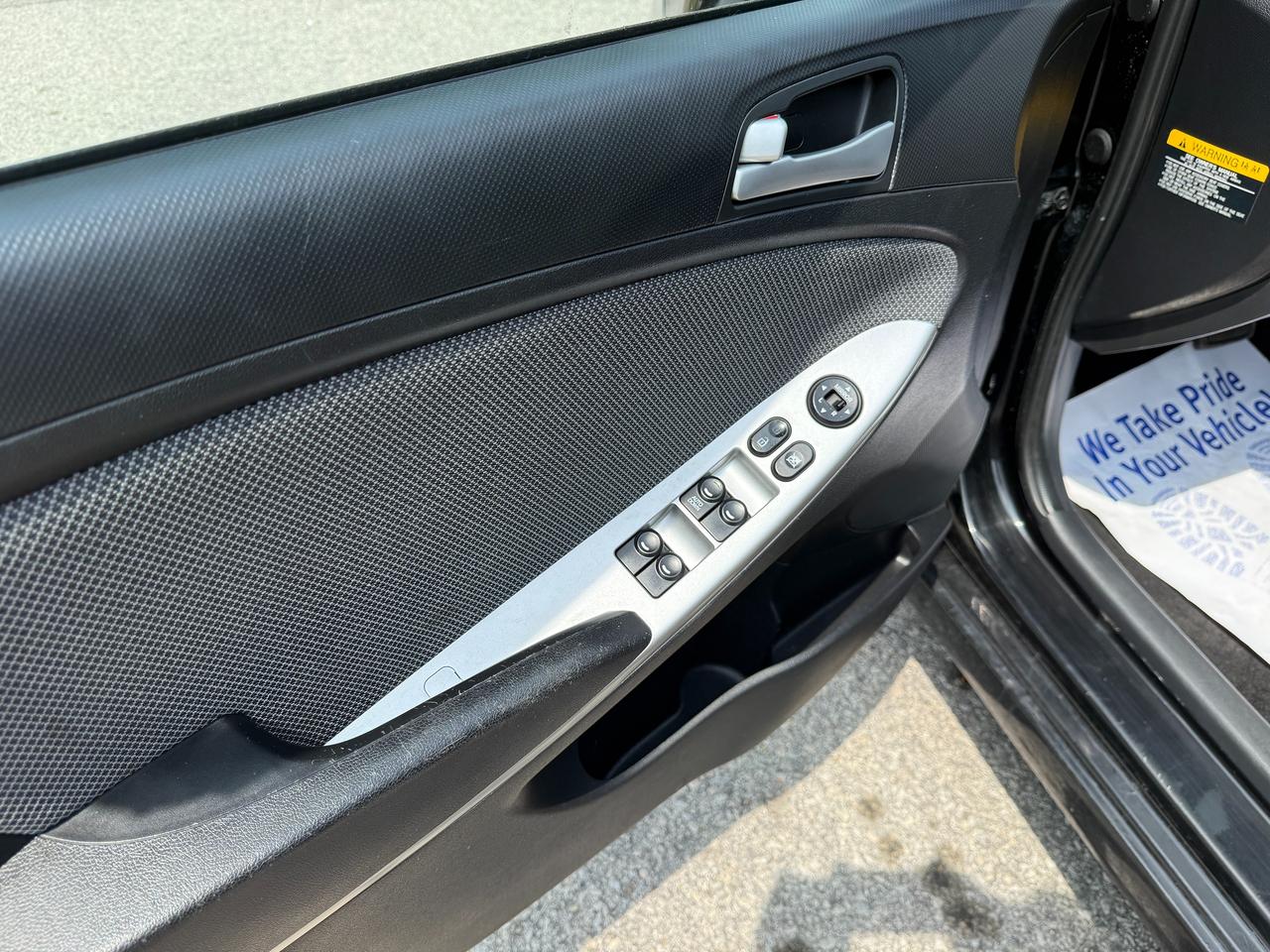 2013 Hyundai Accent 5DR HB AUTO,LOW MILEAGE,NO ACCIDENTS,CERTIFIED !! Photo